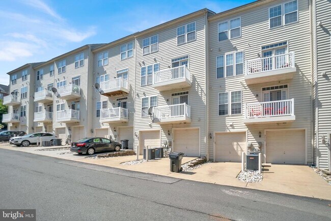 Building Photo - 2460 Eastbourne Dr