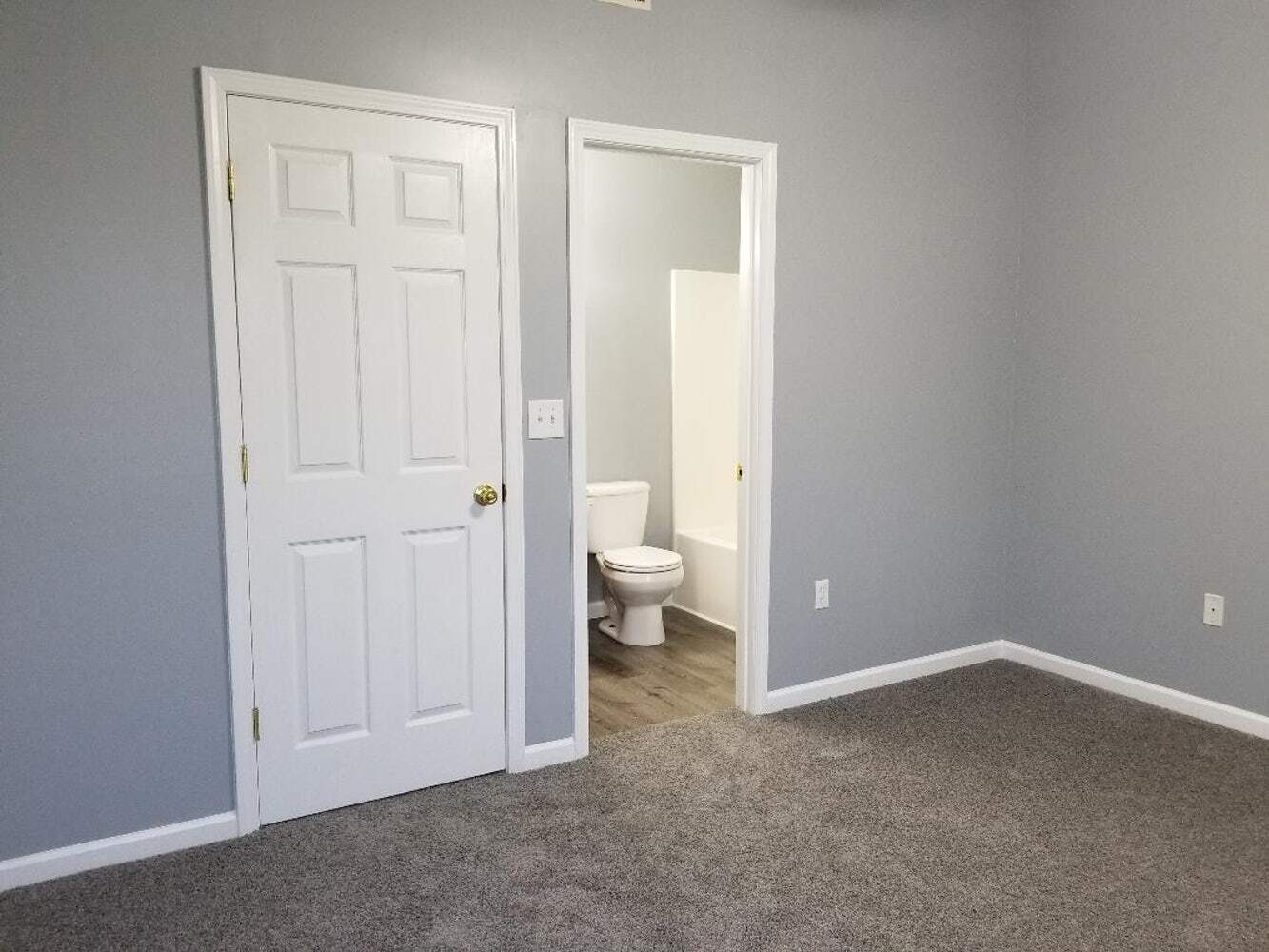 Master bedroom and bath - 343 Beaverview Dr