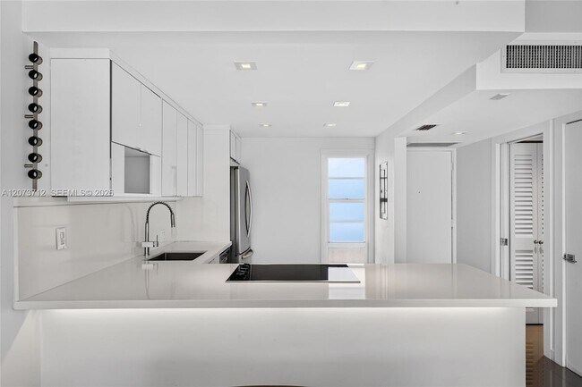 Building Photo - 3301 N Country Club Dr