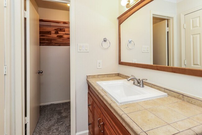 Building Photo - 84 Fallshire Dr