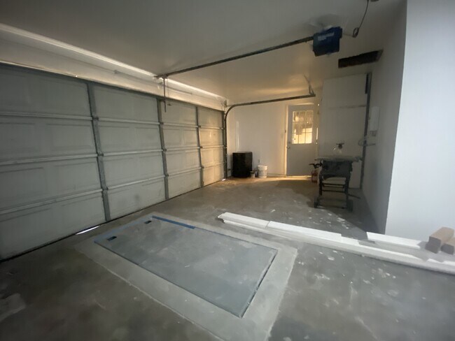 Building Photo - 2220 Louise Ln