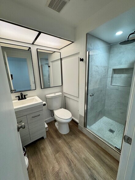 Building Photo - 22749 Lakeway Dr