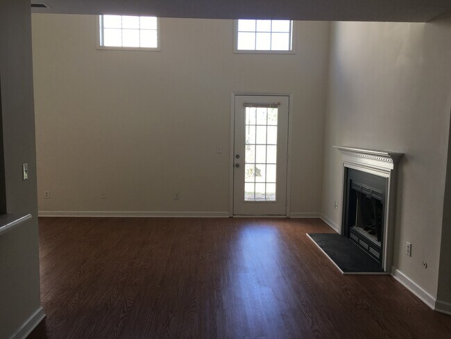 Building Photo - 3 BEDROOM SINGLE FAMILY HOME-2 1/2 bath~2 car garage~ fenced back yard~Gas fireplace