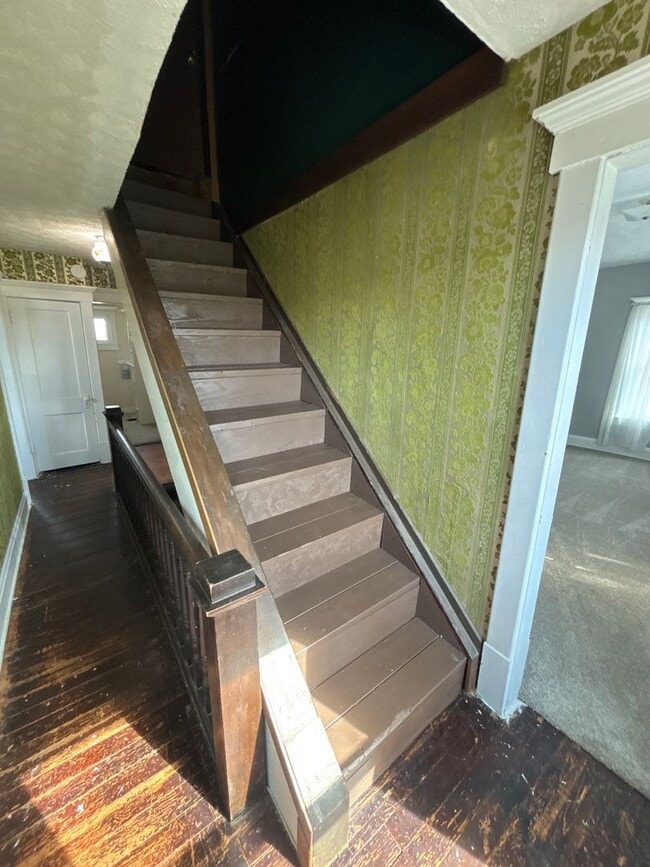 Building Photo - 4 Bedroom, 2 Bathroom House