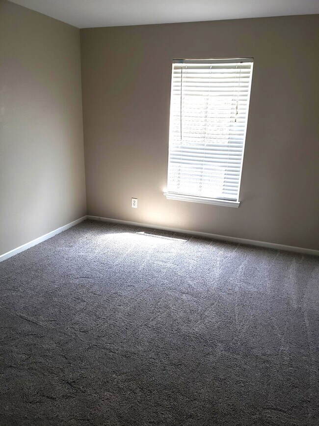 Building Photo - 898 Stonehurst Dr