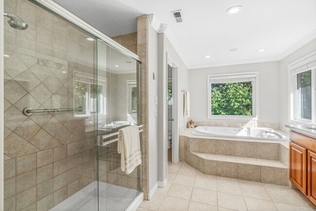 Building Photo - Luxury 4 bed 4 bath home in Lakemont, Bellevue