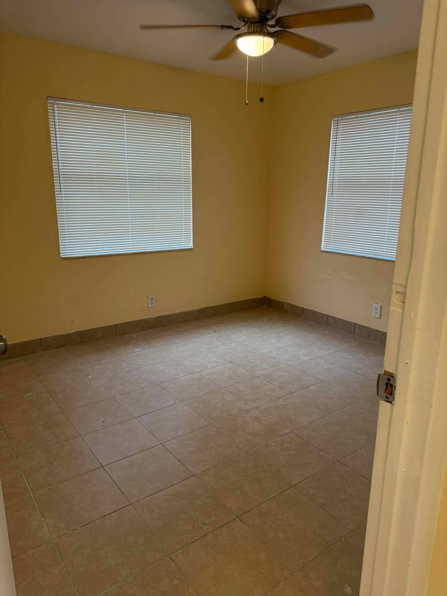 Building Photo - 501 W 1st St