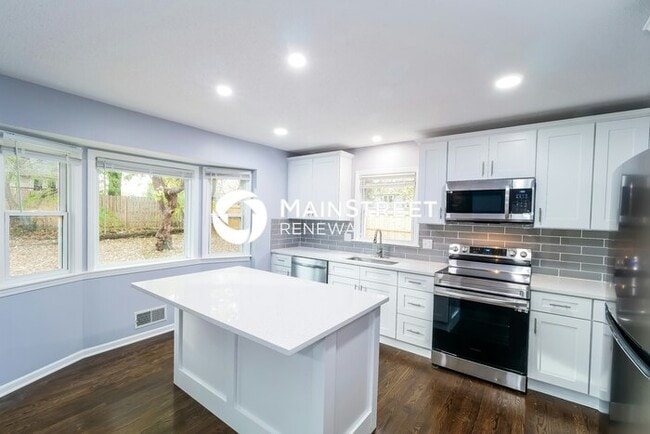 Building Photo - 4 Bedroom Pet-Friendly Home in Overland Park, KS with Main Street Renewal