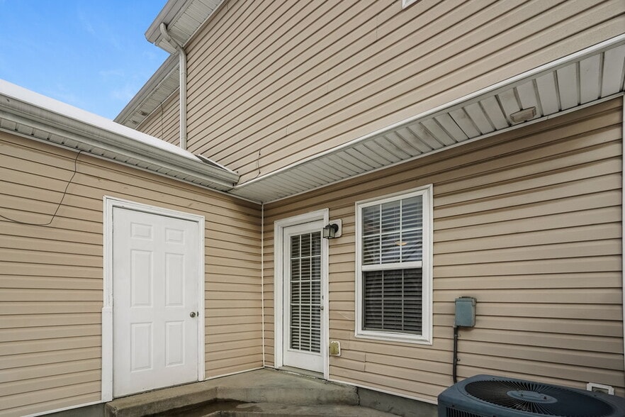 Building Photo - 8013 Logan Dr