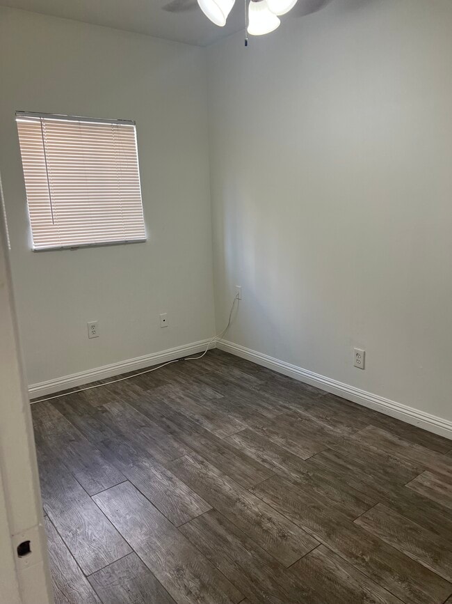 Building Photo - 4015 Crest Dr