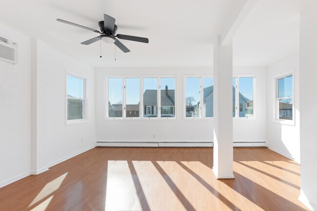 Building Photo - 118 Ray St