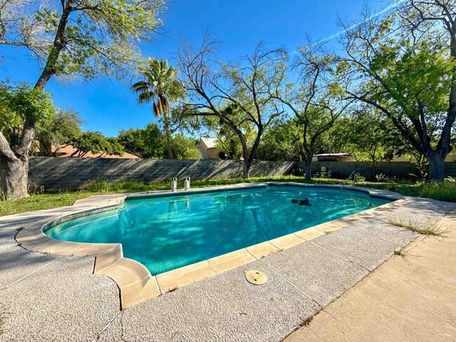 Building Photo - 405 Westmont Dr