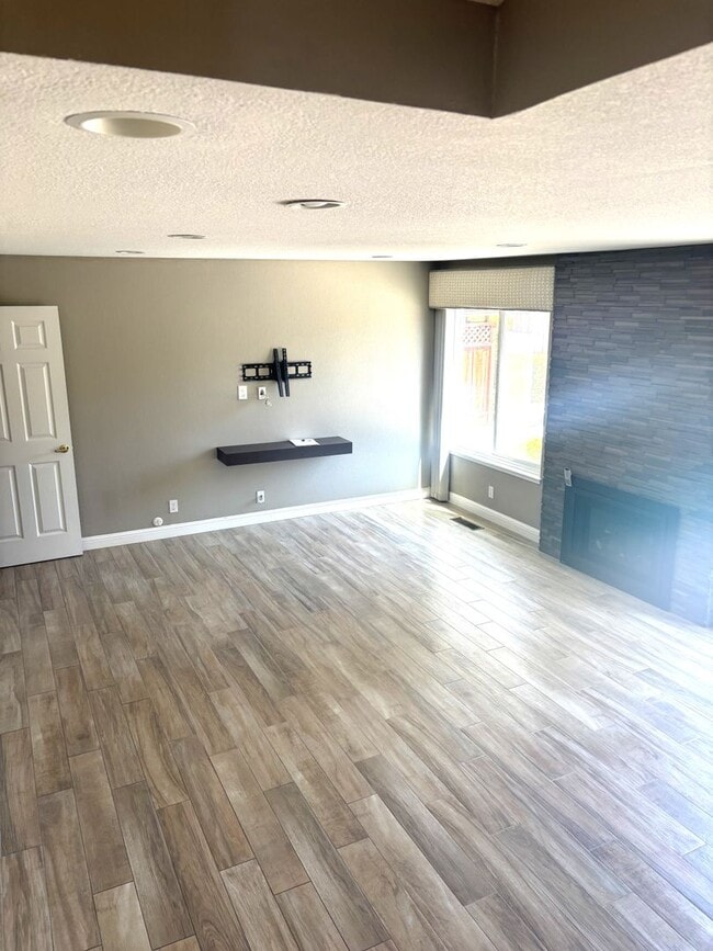 Building Photo - Stunning 4-Bedroom Home on Golf Course wit...