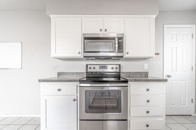 Building Photo - Newly Renovated Duplex! Rare!