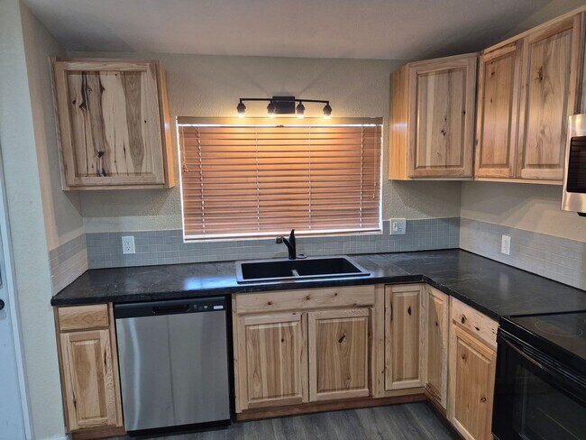 Building Photo - 4018 Sunrise Cove Dr