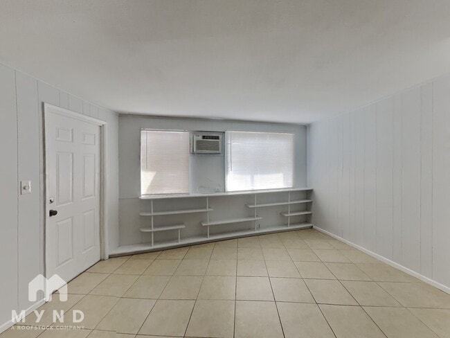 Building Photo - 903 E 5th St