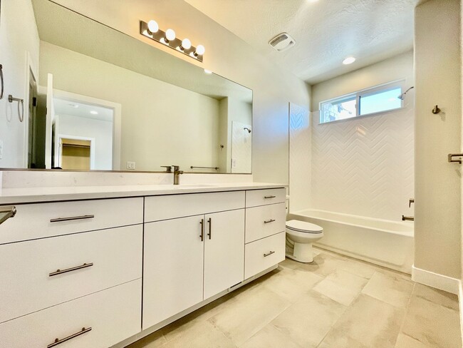 Building Photo - 632 Elmbrook