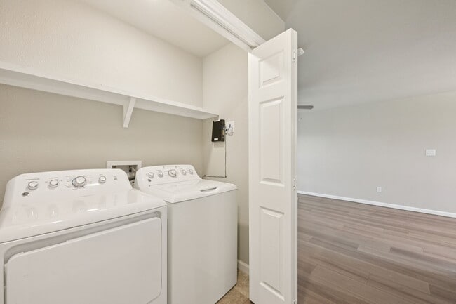 Building Photo - 254 Plez Morgan Dr