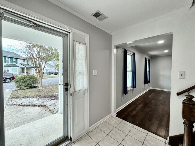 Building Photo - Ready NOW! A 4/2.5 in Glenwood! A Pet Frie...