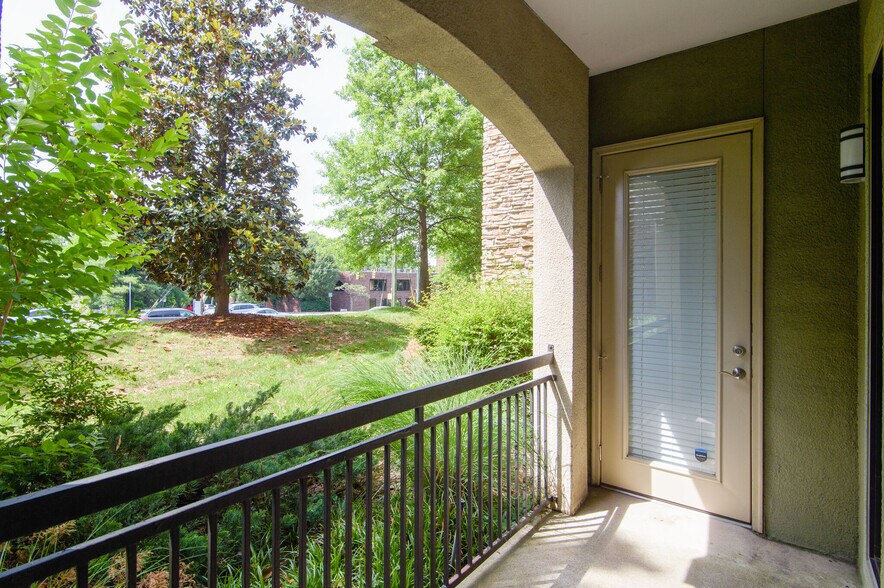 Building Photo - 2600 Hillsboro Pike