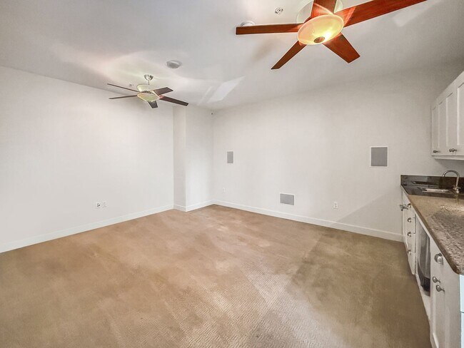 Building Photo - Stunning 2B+Den/2BA Condo in Downtown San ...