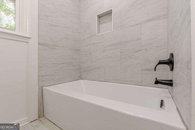 Building Photo - 2352 Glendale Dr