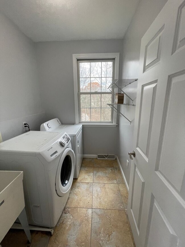 Building Photo - Beautiful custom built 5 bed 4 bath home with finished basement ready for you to move-in!