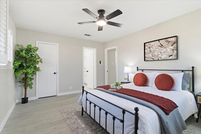 Building Photo - "Spacious 3-Bed, 2-Bath Gem with 2,155 Sq. Ft. on University Drive in Arlington, TX!"