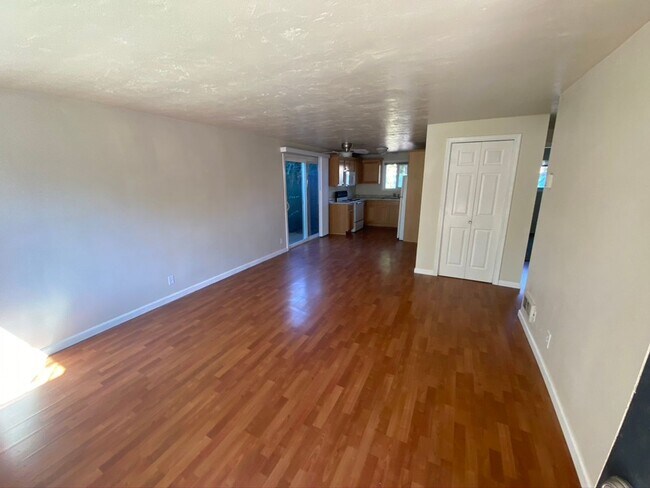 Building Photo - Downtown 2 bedroom ground floor apartment