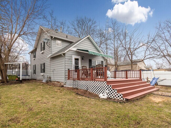 Building Photo - 5638 University Ave