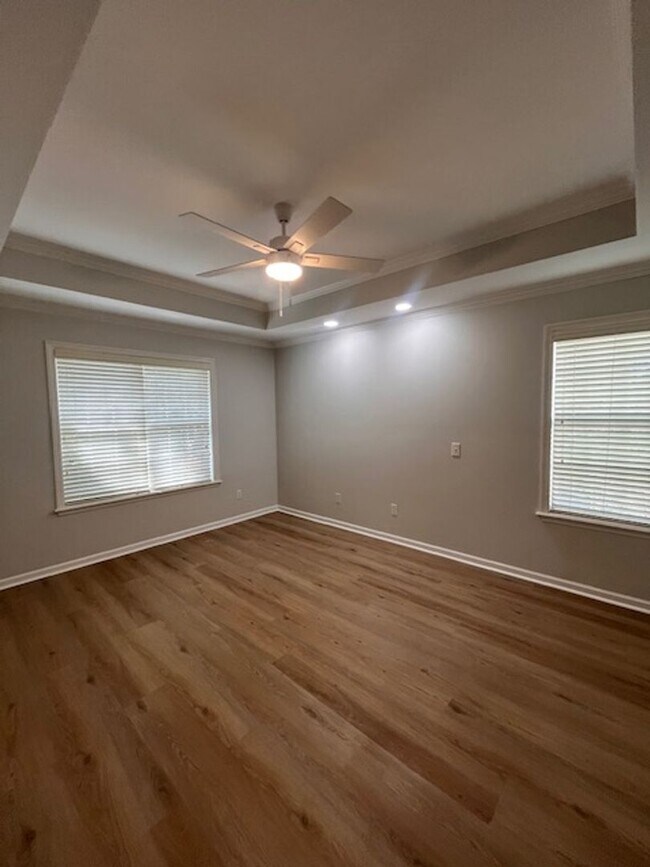 Building Photo - Conveniently located close to shopping, schools, etc.