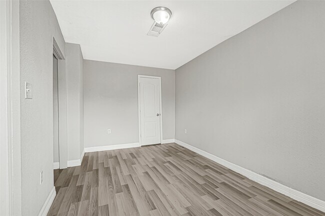 Building Photo - 306 E 38th St