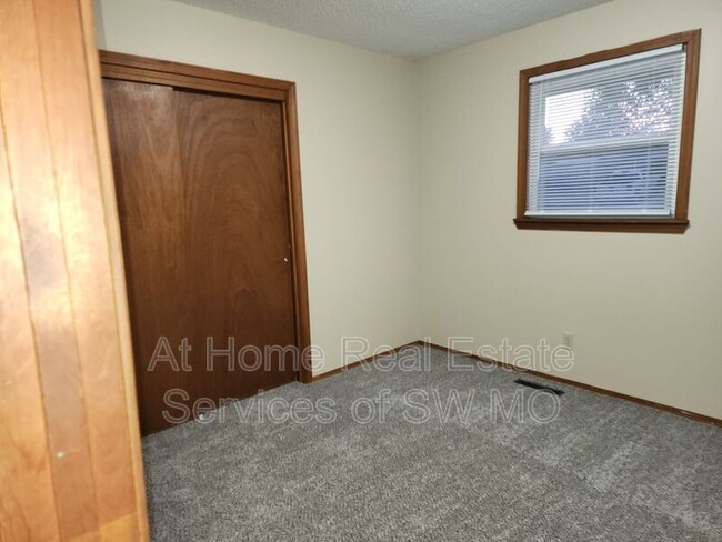 Building Photo - 206 N Oakwood Ave