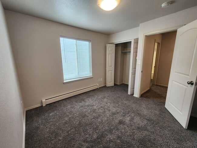 Building Photo - 4 Bed, 2 1/2 Bath in Fruitvale