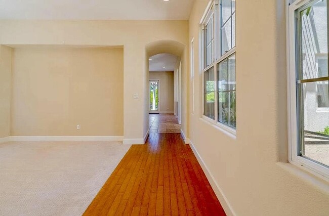 Building Photo - 2520 Club Dr