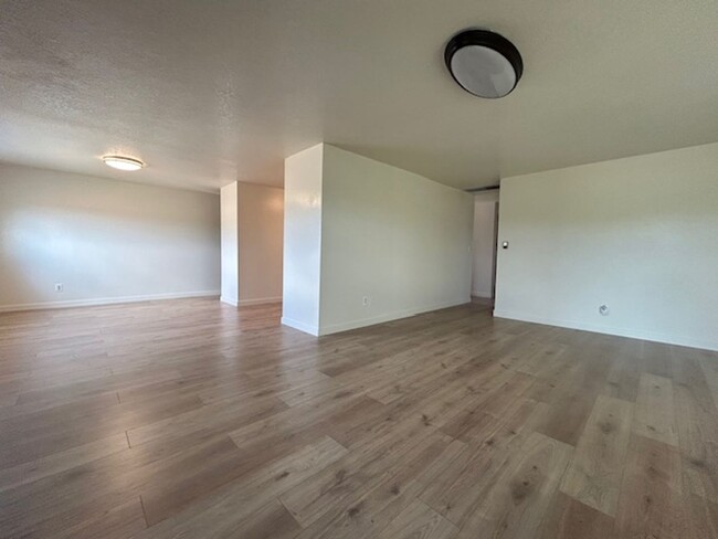 Building Photo - Molalla Country Home