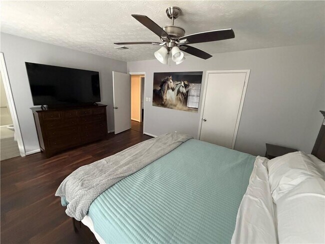 Building Photo - 5285 Mainstreet Park Dr