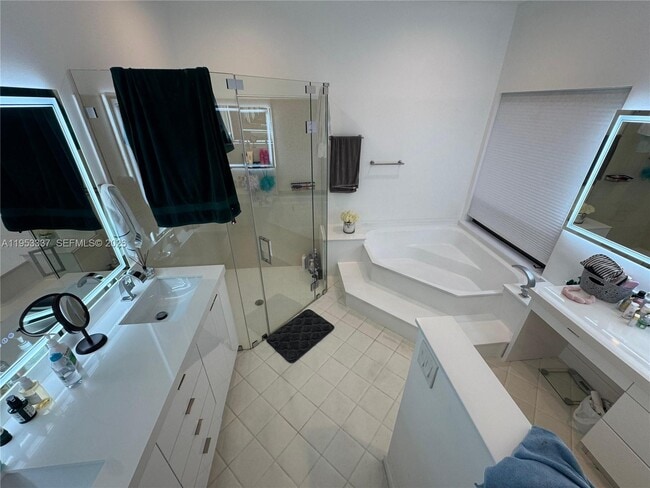 Building Photo - 3911 SW 56th Ct