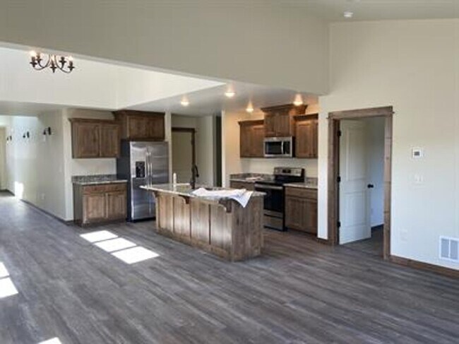 Building Photo - Spacious and Nicely Finished Townhome in Bozeman
