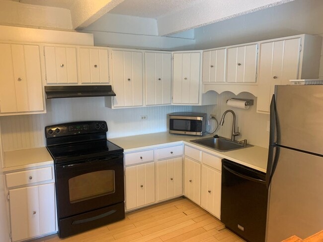 Building Photo - 2 Bedroom 1 Bath Condo With Tons of Charac...