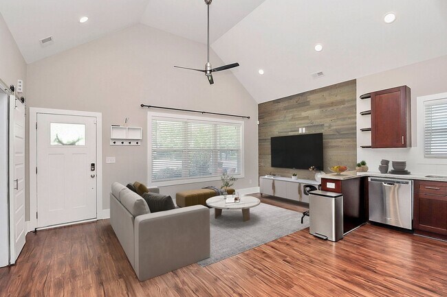 Building Photo - Newer Build Single Family in Washington Heights!