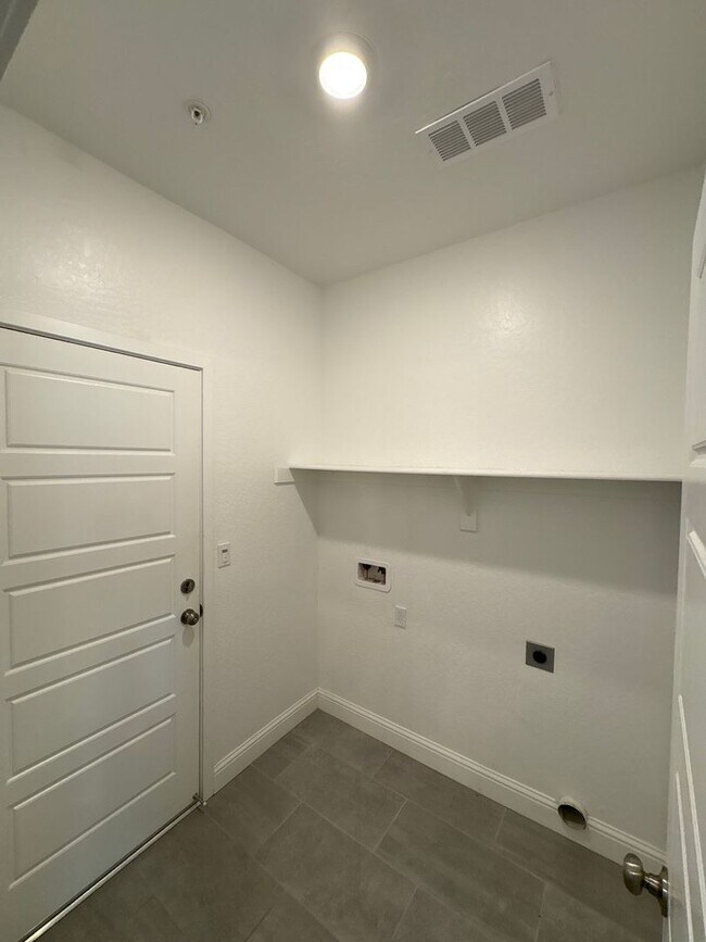 Building Photo - Lennar Home with Solar Available now for m...