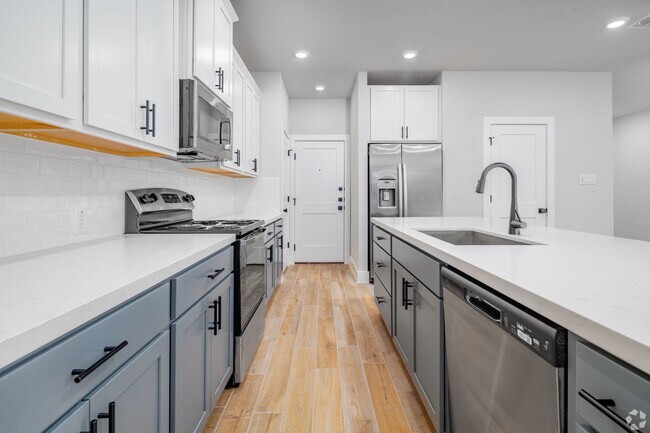 Building Photo - Luxury Townhome for Rent!!! The Florence Floor Plan! JULY SPECIAL! ? Get 2 Weeks FREE Rent when y...