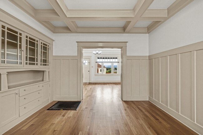 Building Photo - Classic 1910 Craftsman home