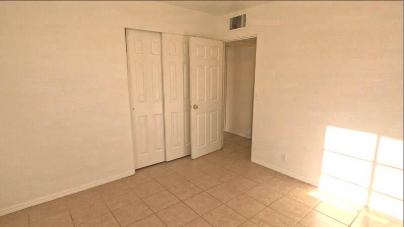 Building Photo - 2612 E Alta Vista Rd