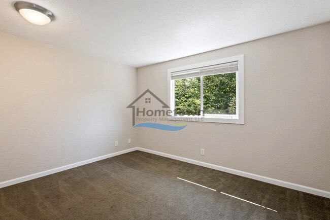 Building Photo - 3 Bedroom 2 Bath home with unique charm right off of 15th in Coeur d'Alene!