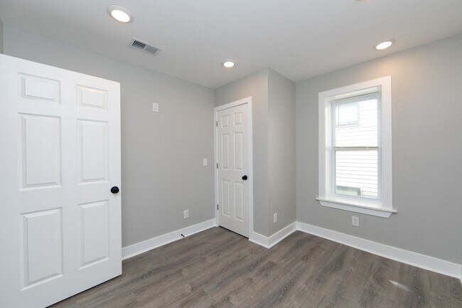 Building Photo - Beautiful Gut Renovated 2 Bed/1 Bath Top F...