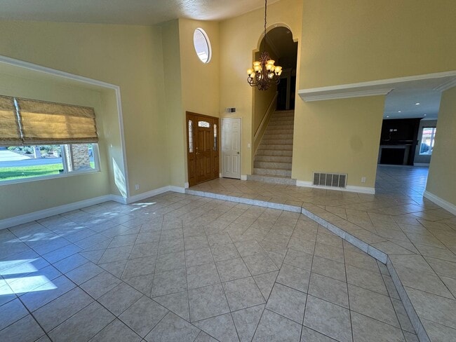 Building Photo - 4 Bedroom house with pool and amazing views