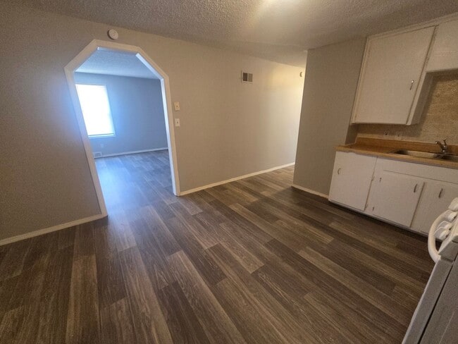 Building Photo - 4 Bed 1 Bath - NEW TO MARKET