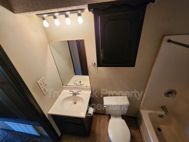 Building Photo - 2501 Oakhurst Dr